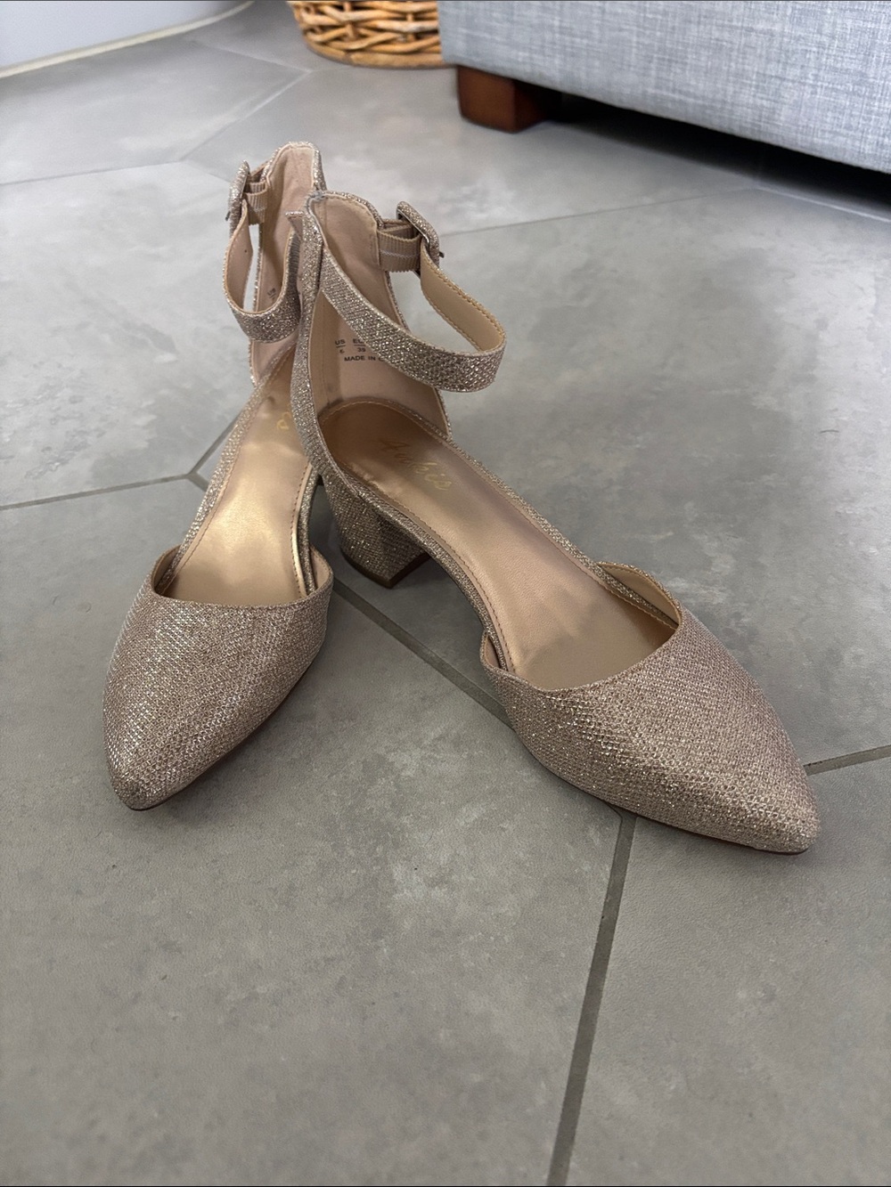Ankis Sparkle Pointed-Toe Ankle-Strap Low Block Heel (Gold)